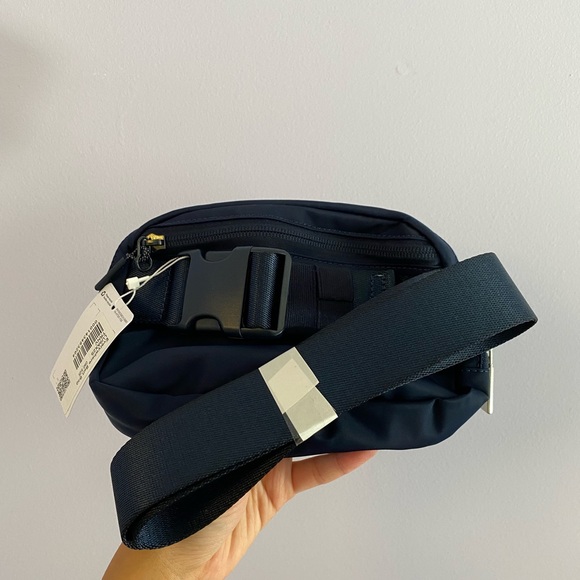 Lululemon true navy everywhere belt bag - Picture 4 of 4